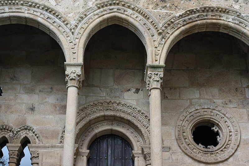 File:Carracedo Monasterio de Santa María Arkaden 315.JPG