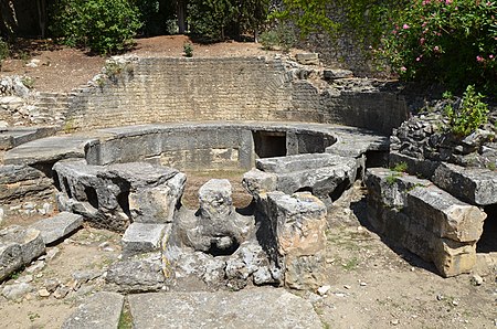 Fail:Castellum_divisorium_of_Nemausus,_Nîmes_(14791561460).jpg