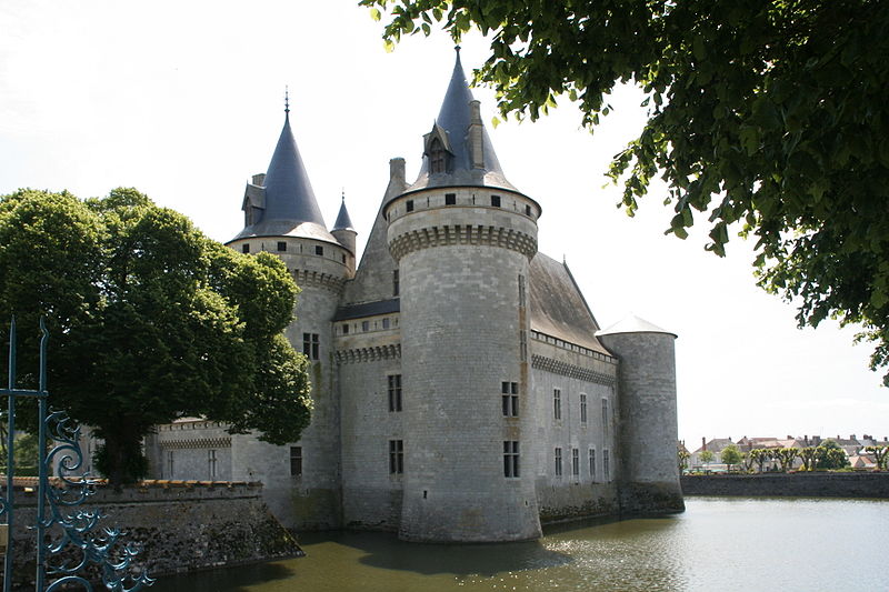 Fichier:Castle sully france watertrench.jpg