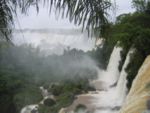 Een grote waterval in een dicht begroeid gebied.