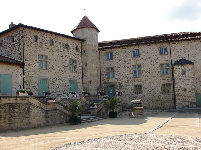 File:Château de Roche la Molière - Cour.jpg