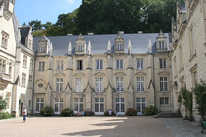 File:ChateaudUsseInnerCourtyard.jpg