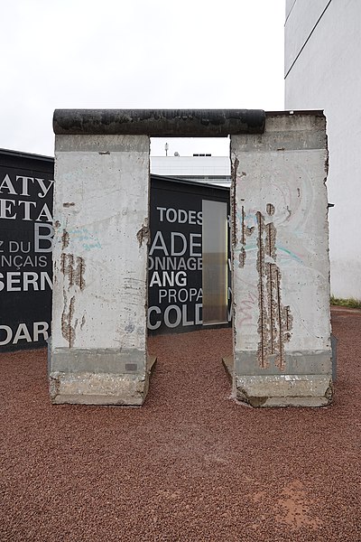 File:Checkpoint Charlie - partie du mur de Berlin (Berlin).jpg