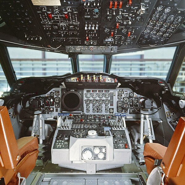 File:Cockpit van een Lockheed P-3C (Update II) Orion lange afstand maritiem patrouillevliegtuig (2097 044 077915).jpg