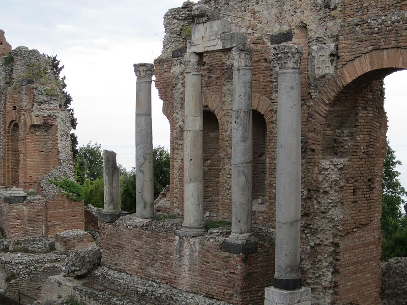 File:Colonne del Teatro antico di Taormina.JPG