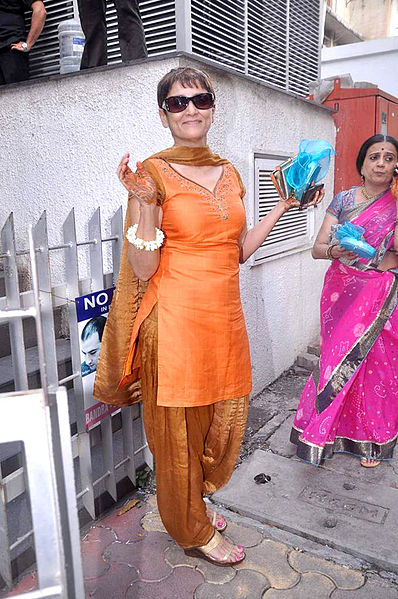 File:Deepa Sahi at Esha Deol's mehendi ceremony 06.jpg