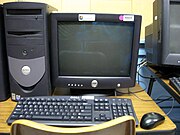 Een desktopcomputer samen met beeldscherm, toetsenbord en muis.