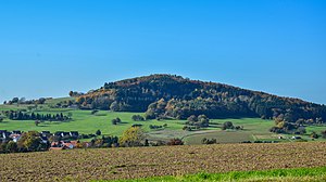 Utsikt till Katzenbuckel med Waldkatzenbach (mitten till vänster)