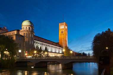 English: Central building of the Deutsches Museum (German Museum), Museumsinsel, Munich, Germany. Deutsch: Zentralbau des Deutschen Museums auf der Museumsinsel in München.