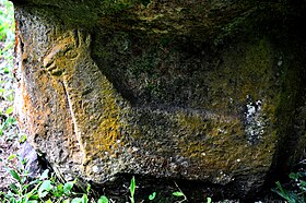 Bas-relief de chien marquisien sur le socle du tiki Makiʻi Tauʻa Pepe, dans le meʻae Iʻipona, village de Puamaʻu, île de Hiva Oa.