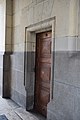 Una dintre ușile de acces în interiorul Arcului de Triumf, care oferă acces la scările interioare și la expoziția de fotografii din Primul Război Mondial