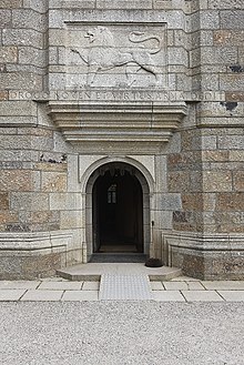 Arms showing lion passant and Motto in sculpted relief above the main entrance Drogo-wyrd-04.jpg