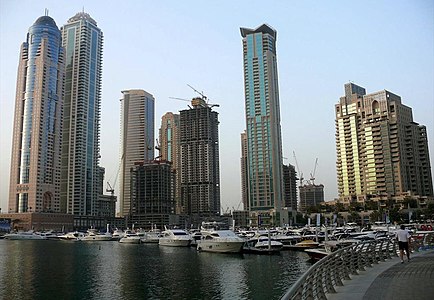 na tle Dubai Marina (2 od lewej), 2008