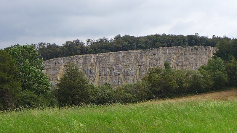 File:Duinger Berg Steinbruch.jpg