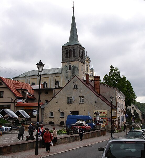 File:Duszniki-Zdrój, kościół Piotra i Pawła oraz fragment miasta (Reinerz kirche 2006).jpg