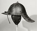 オスマン帝国の兜チチャクから発展して、ヨーロッパの騎兵を中心に広まった兜ツィシェッゲ（Zischägge, en:Lobster-tailed pot helmet）