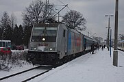 E186.275-4 jako pociąg Kolei Śląskich KŚ99021 w Łodygowicach, w czasie krzyżowania z KŚ99022