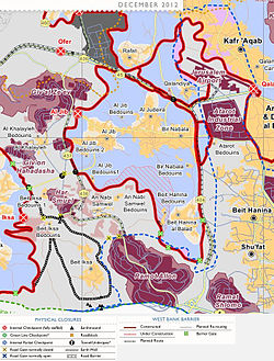 Wilayah Beit Hanina yang terpisah oleh Tembok Pemisah Israel (Garis merah) menjadi 2 desa:Al-Balad (barat) berstatus kota D (Dewan Desa), al-Jadid (timur) menjadi bagian dari kotamadya Yerusalem.