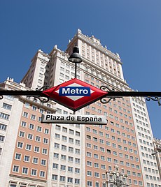 Edificio España + Boca de Metro Plaza de España.jpg