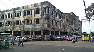 Restos del edificio incendiado.