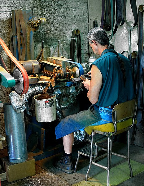 File:Edmund Davidson grinding an INEGRAL KNIFE.jpg