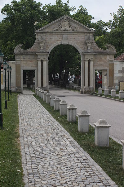 File:Eingang zum Stift Heiligenkreuz.JPG