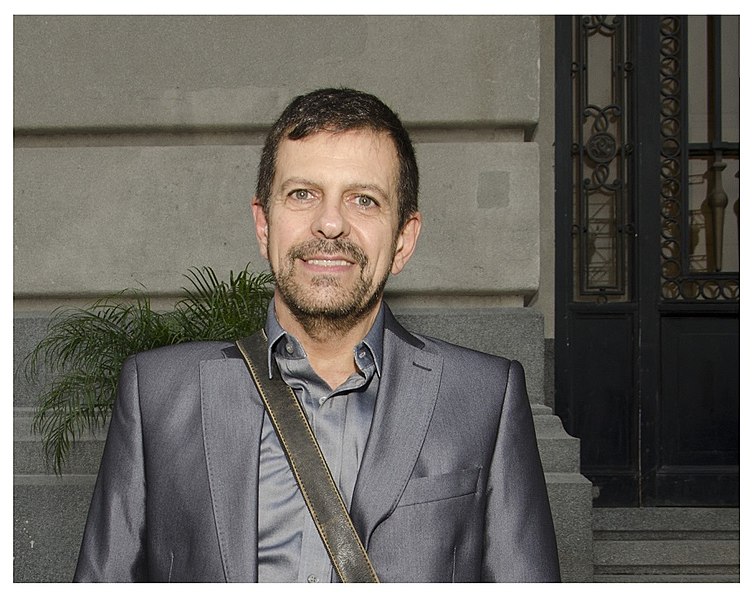 File:El tanguero Guillermito Fernández de pie en la puerta del Centro Cultural Kirchner (ciudad de Buenos Aires), 2015-05-21 (fragmento).jpg