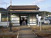 再リニューアル前の駅舎（2007年4月、構内踏切前より）