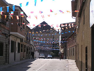 Entrada a la plaza de San Martín de Montalbán.jpg