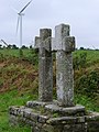 Les deux croix anciennes en granite de Kerhoaden à proximité du bourg et des éoliennes.