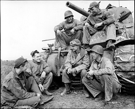 Pyle with a crew from the US Army's 191st Tank Battalion at the Anzio beachhead in 1944