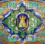 Azulejos con el escudo de Ayamonte en los bancos de la plaza