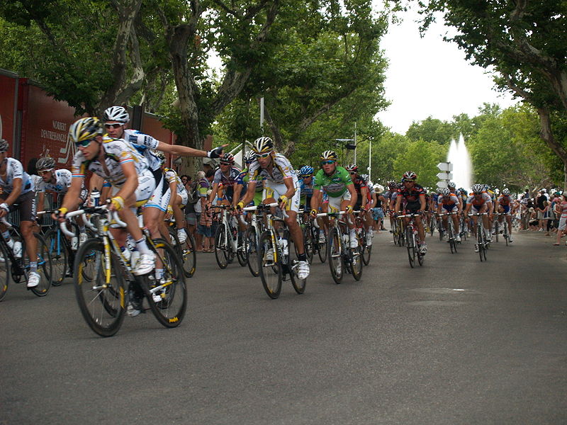 File:Etape 3 tour de France 2009 - Peloton 4 by Mikani.JPG