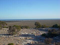 Vista desde el Paso Eucla de aproximadamente 200 m de altura hacia la costa