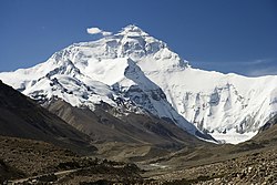 Северната стена на връх Еверест видяна от пътеката към базов лагер в Тибетския автономен регион, Китай