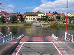 Mainfähre bei Obereisenheim, im Hintergrund Gasthof zum Schiff