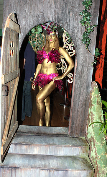 File:Fairy Bodypainting Gold (8578851901).jpg