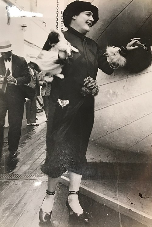 Hurst boarding the SS Leviathan with a dog in 1925 in New York