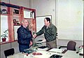 שרוני מגיש למפקד יחידה 8200, תא"ל אהרן זאבי-פרקש את המילון הערבי-עברי מהדורה מקוצרת בעריכתו, 1992.
