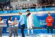 Deutsch: Fechten bei den Olympischen Jugend-Sommerspielen 2018: Tag 1, 7. Oktober 2018, Jungen, Säbel, Siegerehrung - Gold: Krisztián Rabb (HUN), Silber: Hyun Jun (KOR), Bronze: Mazen Elaraby (EGY); Medaillen überreicht durch IOC-Mitglied Britta Heidemann, Maskottchen überreicht durch FIE-Generalsekretär Emmanuel Katsiadakis English: Fencing at the 2018 Summer Youth Olympics at 7 October 2018 – Boys' sabre Medal ceremony – Gold: Krisztián Rabb (HUN), Silver: Hyun Jun (KOR), Bronze: Mazen Elaraby (EGY); Medal presenter: IOC member Britta Heidemann, Mascot presenter: FIE Secretary General Emmanuel Katsiadakis