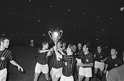 Finale Europa Cup II AC Mailand tegen HSV Hamburg 2-0.Spelers van Milan maken ro…, Bestanddeelnr 921-3777.jpg