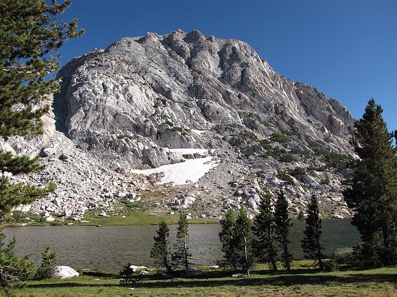 File:Fletcher Lake, Fletcher Peak.jpg