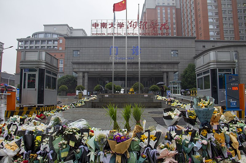 File:Flowers outside Xiangya Hospital after the Death of Yuan Longping.jpg