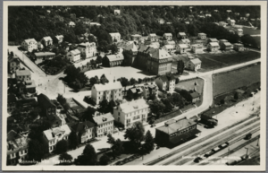 Flygfotografi från 1938 över stadsdelen Fredriksberg i Ronneby med Fredriksbergsskolan i centrum av bilden.