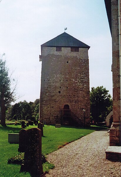 File:Gamelgarns-kyrka-Gotland-2010 03-kastal.jpg