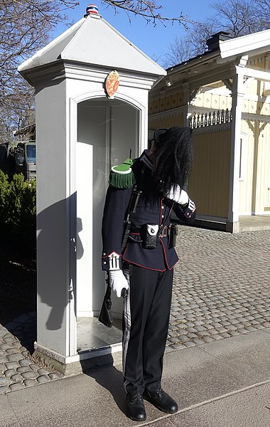 File:Gardist (Guardsman) Hans Majestet Kongens Garde (Royal Guards) Det kongelige slottet (Royal Palace) Oslo Norway 2020-02-26 Uniform skilderhus (sentry box) etc 04387.jpg