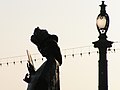 Quai du Mont-Blanc et mobilier urbain 1896, Genève. Mémorial Élisabeth de Wittelsbach. L'impératrice d'Autriche, reine de Hongrie fût assassinée le 10 septembre 1898 sur le quai du Mont-Blanc alors qu'elle sortait de l’hôtel Beau-Rivage.