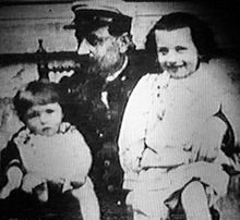 Georges Bataille, son père et son frère Martial (à droite), vers 1898. Collection Julie Bataille.
