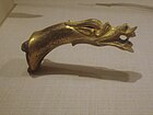 Um punho de bronze dourado dado forma como um dragão, dinastia Han oriental