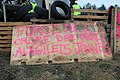 Sur une panche il est écrit : "Force (sic) de l'ordre dite (sic) merci aux Gilets jaunes".